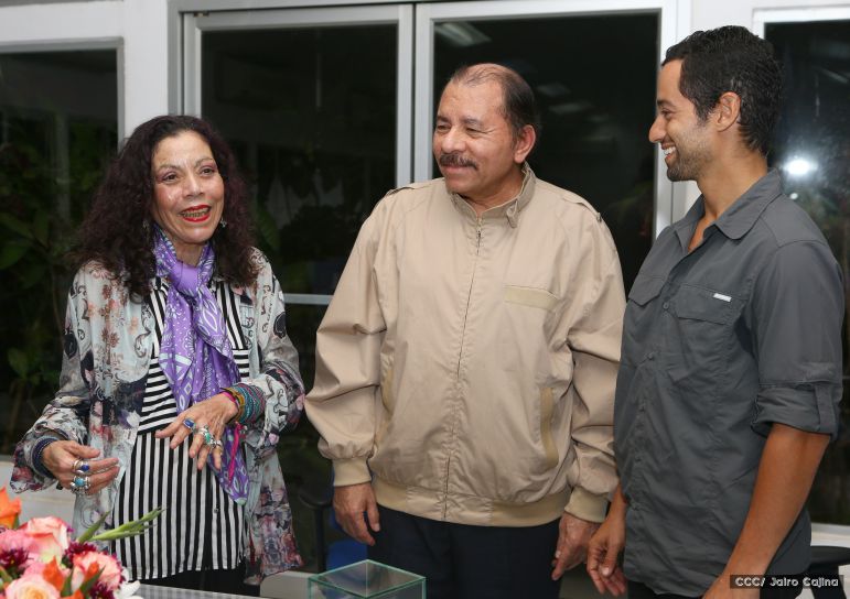 Daniel y Rosario se reúnen con Sam Cossman