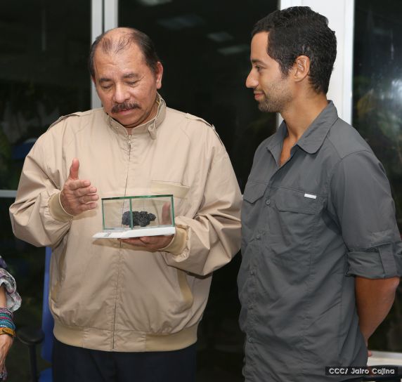 Daniel y Rosario se reúnen con Sam Cossman