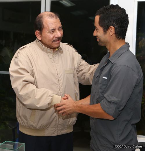 Daniel y Rosario se reúnen con Sam Cossman