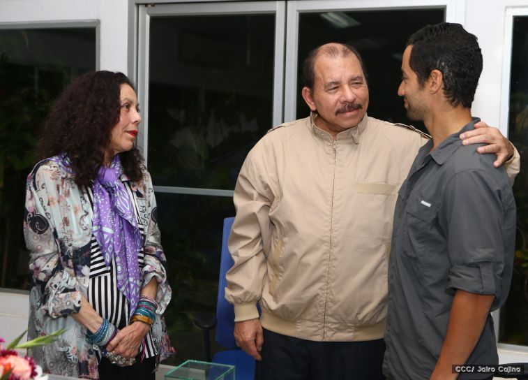 Daniel y Rosario se reúnen con Sam Cossman