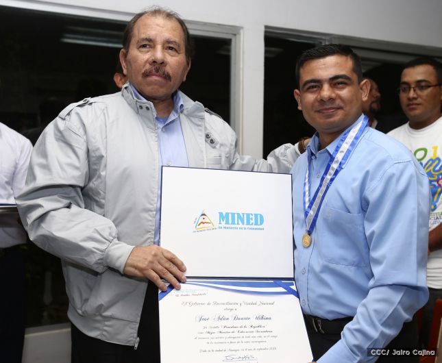 Entregan Medalla “Presidente de la República” a maestros eméritos y a los mejores maestros y estudiantes de Nicaragua