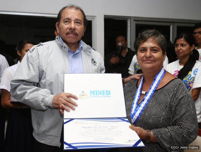 Entregan Medalla “Presidente de la República” a maestros eméritos y a los mejores maestros y estudiantes de Nicaragua