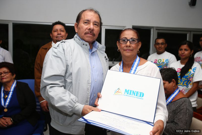 Entregan Medalla “Presidente de la República” a maestros eméritos y a los mejores maestros y estudiantes de Nicaragua