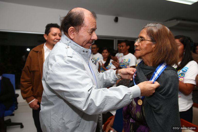 Entregan Medalla “Presidente de la República” a maestros eméritos y a los mejores maestros y estudiantes de Nicaragua