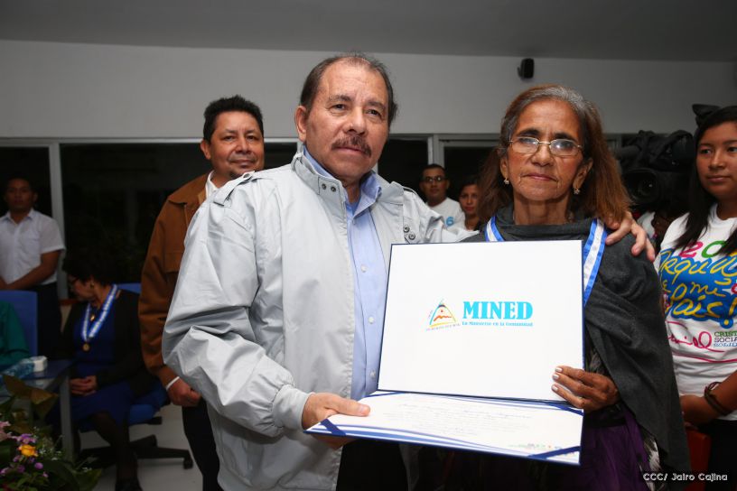 Entregan Medalla “Presidente de la República” a maestros eméritos y a los mejores maestros y estudiantes de Nicaragua
