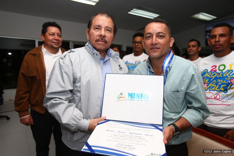 Entregan Medalla “Presidente de la República” a maestros eméritos y a los mejores maestros y estudiantes de Nicaragua