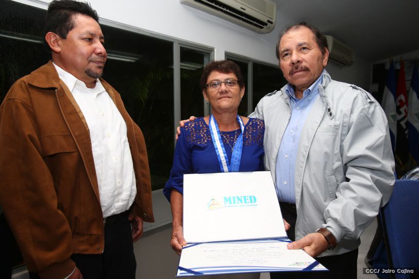 Entregan Medalla “Presidente de la República” a maestros eméritos y a los mejores maestros y estudiantes de Nicaragua