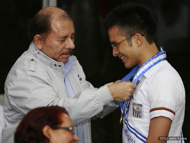 Entregan Medalla “Presidente de la República” a maestros eméritos y a los mejores maestros y estudiantes de Nicaragua
