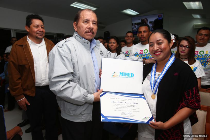 Entregan Medalla “Presidente de la República” a maestros eméritos y a los mejores maestros y estudiantes de Nicaragua
