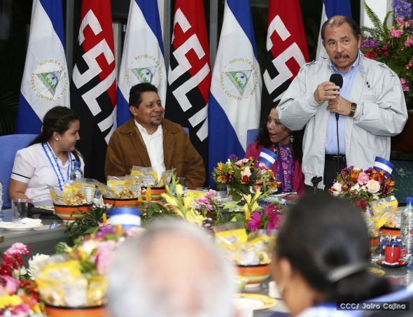 Entregan Medalla “Presidente de la República” a maestros eméritos y a los mejores maestros y estudiantes de Nicaragua