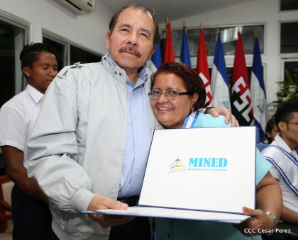 Entregan Medalla “Presidente de la República” a maestros eméritos y a los mejores maestros y estudiantes de Nicaragua