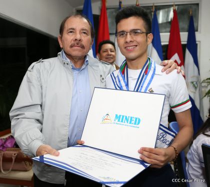 Entregan Medalla “Presidente de la República” a maestros eméritos y a los mejores maestros y estudiantes de Nicaragua
