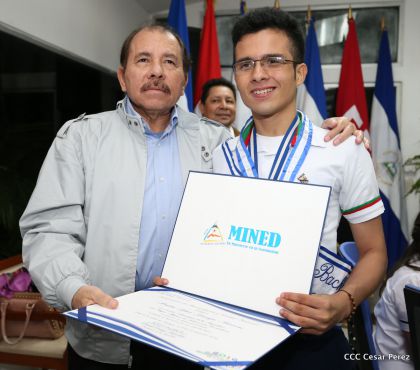 Entregan Medalla “Presidente de la República” a maestros eméritos y a los mejores maestros y estudiantes de Nicaragua