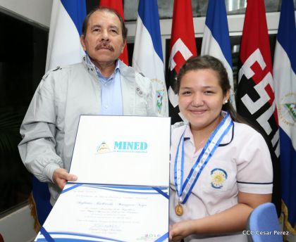 Entregan Medalla “Presidente de la República” a maestros eméritos y a los mejores maestros y estudiantes de Nicaragua