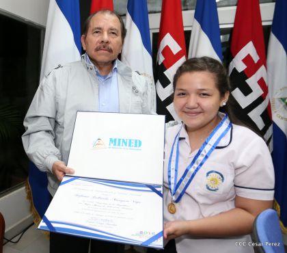Entregan Medalla “Presidente de la República” a maestros eméritos y a los mejores maestros y estudiantes de Nicaragua