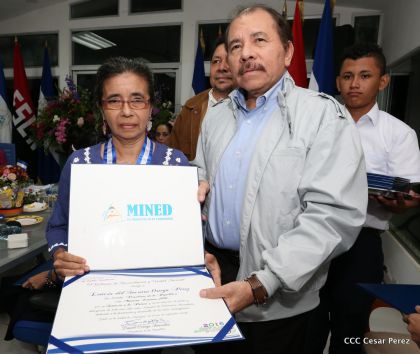 Entregan Medalla “Presidente de la República” a maestros eméritos y a los mejores maestros y estudiantes de Nicaragua