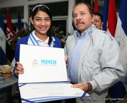 Entregan Medalla “Presidente de la República” a maestros eméritos y a los mejores maestros y estudiantes de Nicaragua