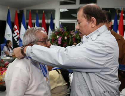 Entregan Medalla “Presidente de la República” a maestros eméritos y a los mejores maestros y estudiantes de Nicaragua