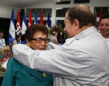 Entregan Medalla “Presidente de la República” a maestros eméritos y a los mejores maestros y estudiantes de Nicaragua