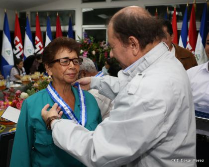 Entregan Medalla “Presidente de la República” a maestros eméritos y a los mejores maestros y estudiantes de Nicaragua
