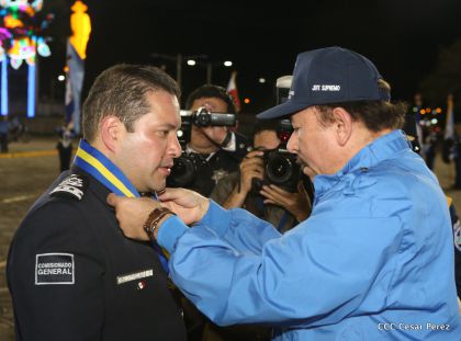 Daniel y Rosario presiden Acto del 37 Aniversario de la Policía Nacional