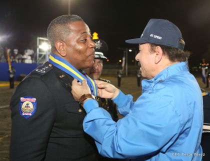 Daniel y Rosario presiden Acto del 37 Aniversario de la Policía Nacional
