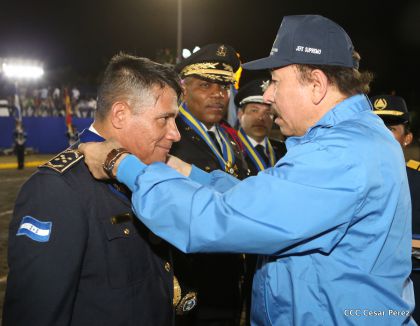 Daniel y Rosario presiden Acto del 37 Aniversario de la Policía Nacional