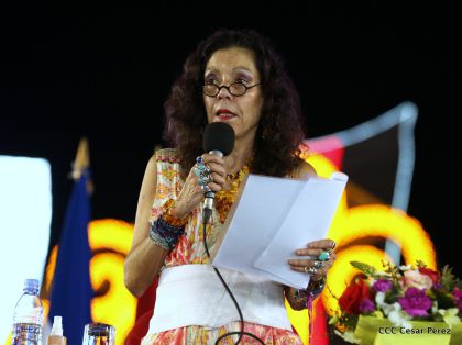 Daniel y Rosario presiden Acto del 37 Aniversario de la Policía Nacional