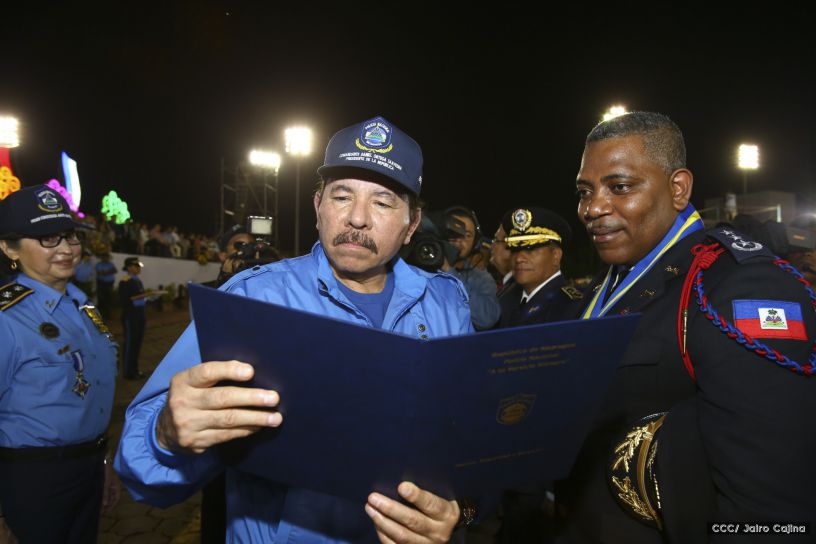 Daniel y Rosario presiden Acto del 37 Aniversario de la Policía Nacional