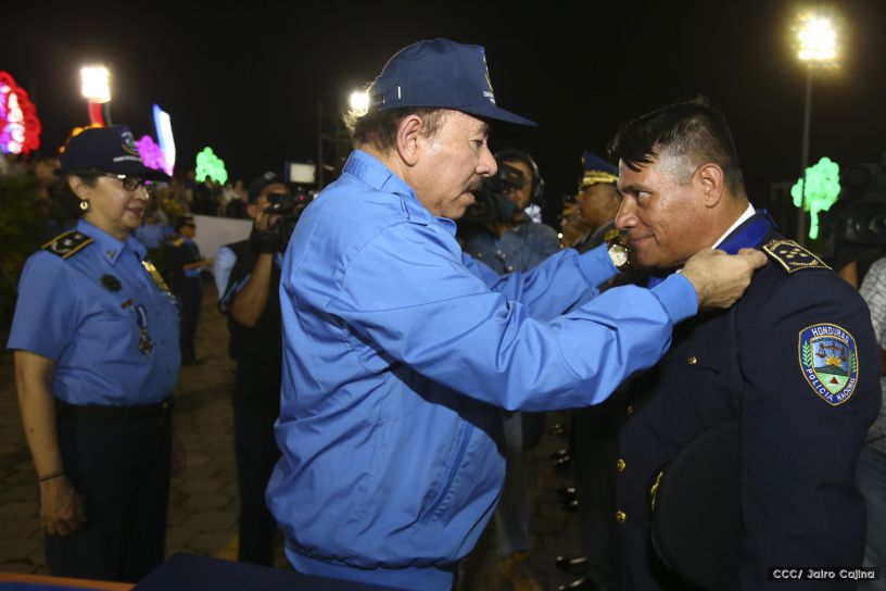 Daniel y Rosario presiden Acto del 37 Aniversario de la Policía Nacional