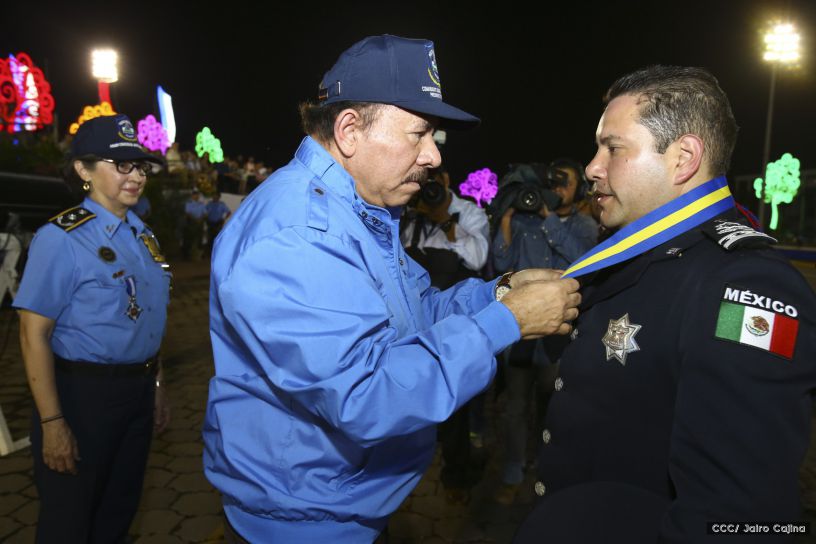 Daniel y Rosario presiden Acto del 37 Aniversario de la Policía Nacional
