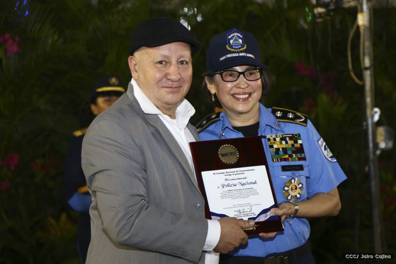 Daniel y Rosario presiden Acto del 37 Aniversario de la Policía Nacional