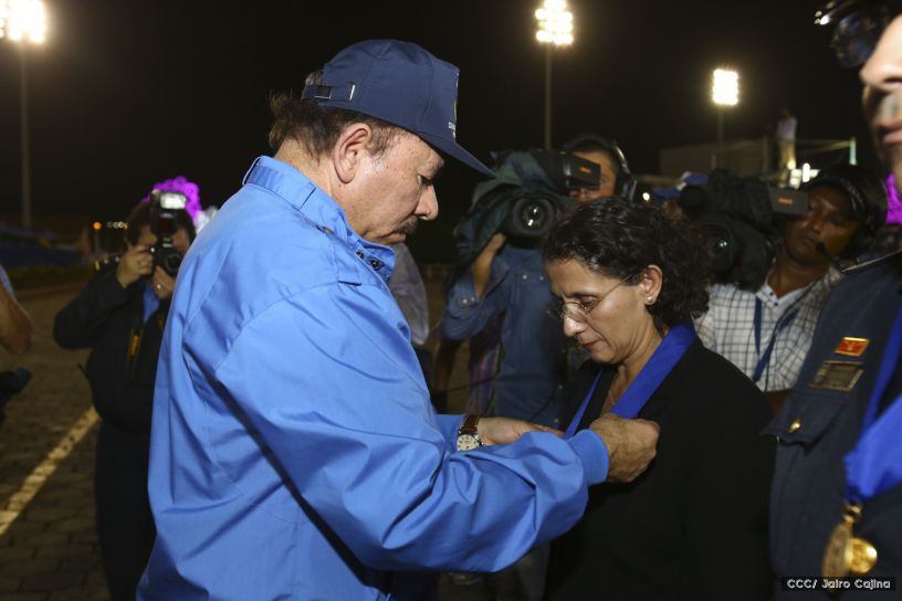 Daniel y Rosario presiden Acto del 37 Aniversario de la Policía Nacional