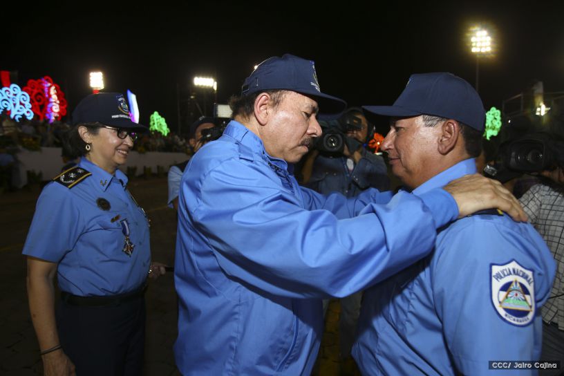 Daniel y Rosario presiden Acto del 37 Aniversario de la Policía Nacional