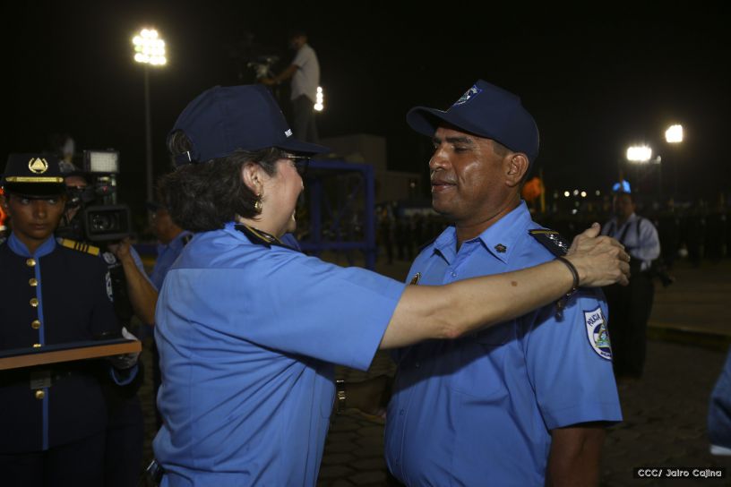 Daniel y Rosario presiden Acto del 37 Aniversario de la Policía Nacional