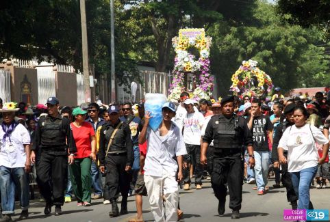 Miles de promesantes acompañan a Santo Domingo de Abajo