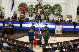 Daniel y Rosario participan en sesión solemne en la Asamblea Nacional en honor al compañero René Núñez