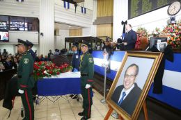 Daniel y Rosario participan en sesión solemne en la Asamblea Nacional en honor al compañero René Núñez