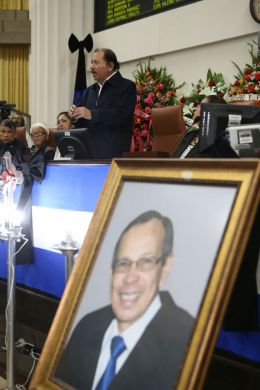 Daniel y Rosario participan en sesión solemne en la Asamblea Nacional en honor al compañero René Núñez