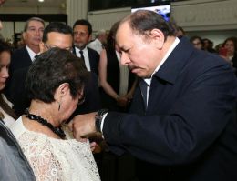 Daniel y Rosario participan en sesión solemne en la Asamblea Nacional en honor al compañero René Núñez