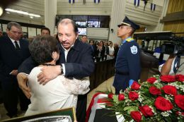 Daniel y Rosario participan en sesión solemne en la Asamblea Nacional en honor al compañero René Núñez