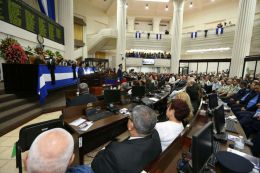 Daniel y Rosario participan en sesión solemne en la Asamblea Nacional en honor al compañero René Núñez