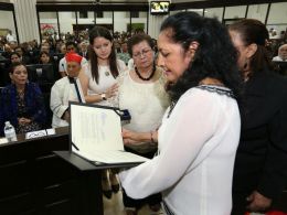 Daniel y Rosario participan en sesión solemne en la Asamblea Nacional en honor al compañero René Núñez