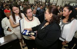 Daniel y Rosario participan en sesión solemne en la Asamblea Nacional en honor al compañero René Núñez