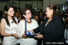 Daniel y Rosario participan en sesión solemne en la Asamblea Nacional en honor al compañero René Núñez