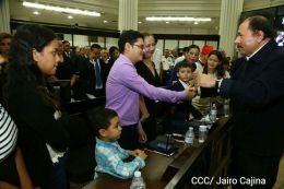 Daniel y Rosario participan en sesión solemne en la Asamblea Nacional en honor al compañero René Núñez
