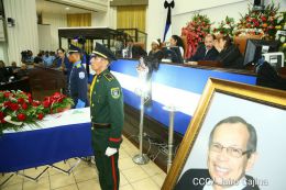 Daniel y Rosario participan en sesión solemne en la Asamblea Nacional en honor al compañero René Núñez
