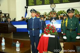 Daniel y Rosario participan en sesión solemne en la Asamblea Nacional en honor al compañero René Núñez