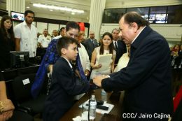 Daniel y Rosario participan en sesión solemne en la Asamblea Nacional en honor al compañero René Núñez