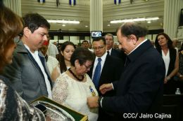 Daniel y Rosario participan en sesión solemne en la Asamblea Nacional en honor al compañero René Núñez